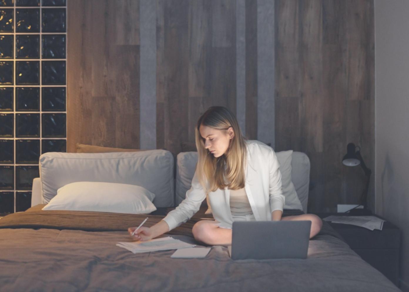 Professionelle Arbeitsumgebung mit Fokus auf konzentrierte Arbeitsweise