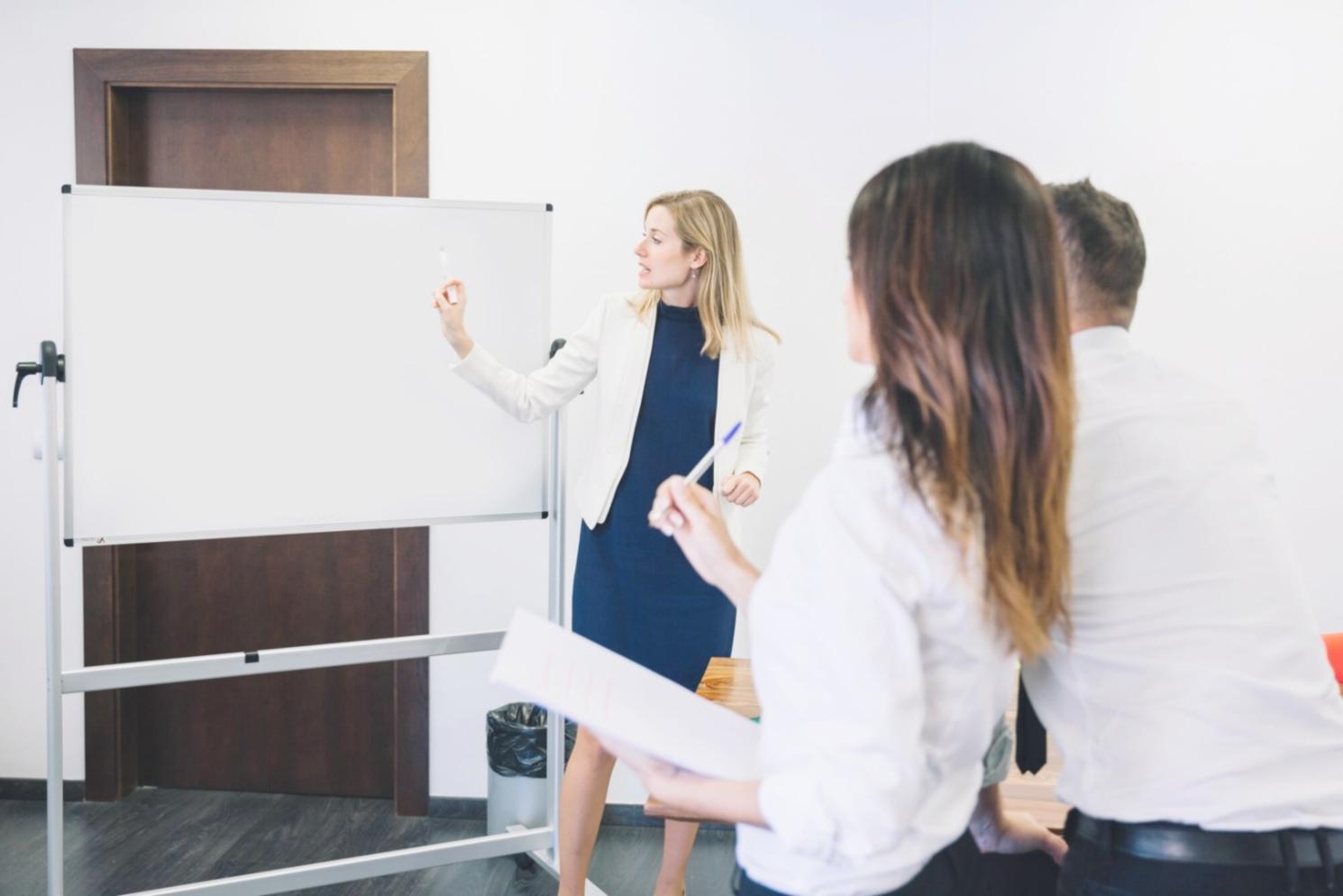 Gruppentraining zur Aufmerksamkeitssteigerung in modernem Seminarraum